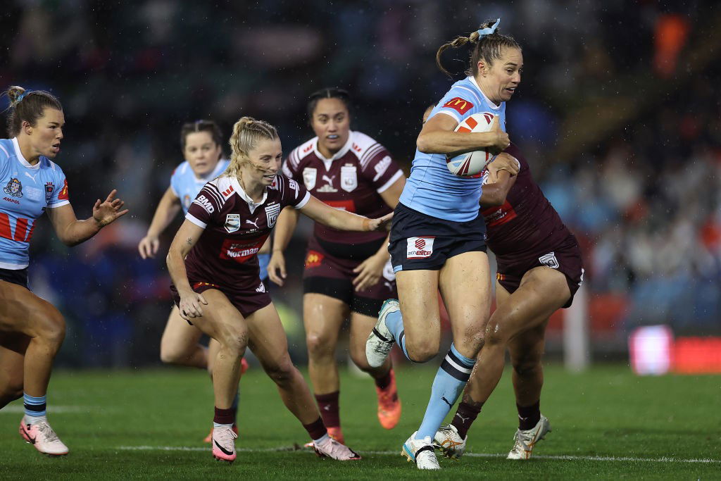 Kezie Apps makes a run with the football for NSW Sky Blues in Women's State of Origin.