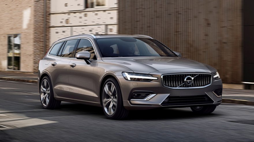 2023 Volvo V60 Plus Recharge T8