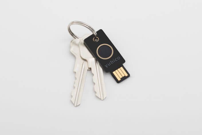 Yubikey BIO to jeszcze lepsze zabezpieczenie przed hakerami i kradzieżą kont online!