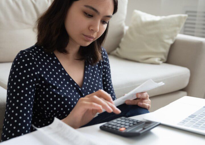 Em foto que ilustra matéria sobre o IPCA, uma mulher faz contas em uma calculadora