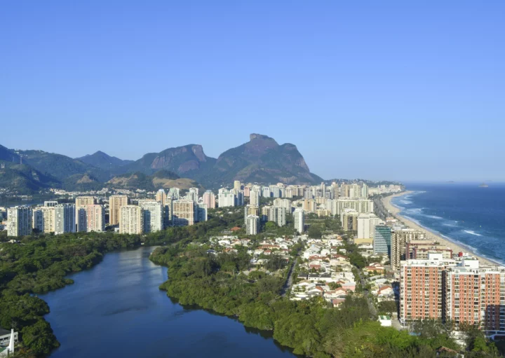 Imagem aérea do mar e prédios do Rio de Janeiro para ilustrar matéria sobre o bairro mais caro do RJ