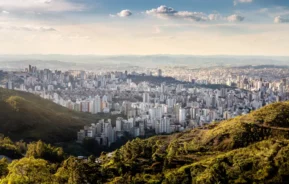 Foto que ilustra matéria sobre a Região Metropolitana de BH mostra a cidade de Belo Horizonte vista do alto (Foto: Shutterstock)