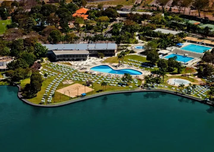 Foto que ilustra matéria sobre os clubes em Brasília mostra uma vista do alto do Iate Clube de Brasília, às margens do Lago Paranoá (Foto: Divulgação Iate Clube de Brasília)