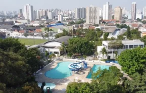 Foto que ilustra matéria sobre os clubes em São Caetano do Sul mostra uma vista do alto das piscinas, do ginásio e do campo de futebol do São Caetano Esporte Clube (Foto: Denis Lacerda | São Caetano Esporte Clube)