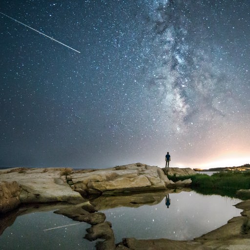 "Sternzeit" im Deutschlandfunk: Das Motiv zur Sendung zeigt einen Menschen vor einem Sternenhimmel, auf dem eine Sternschnuppe zu sehen ist.