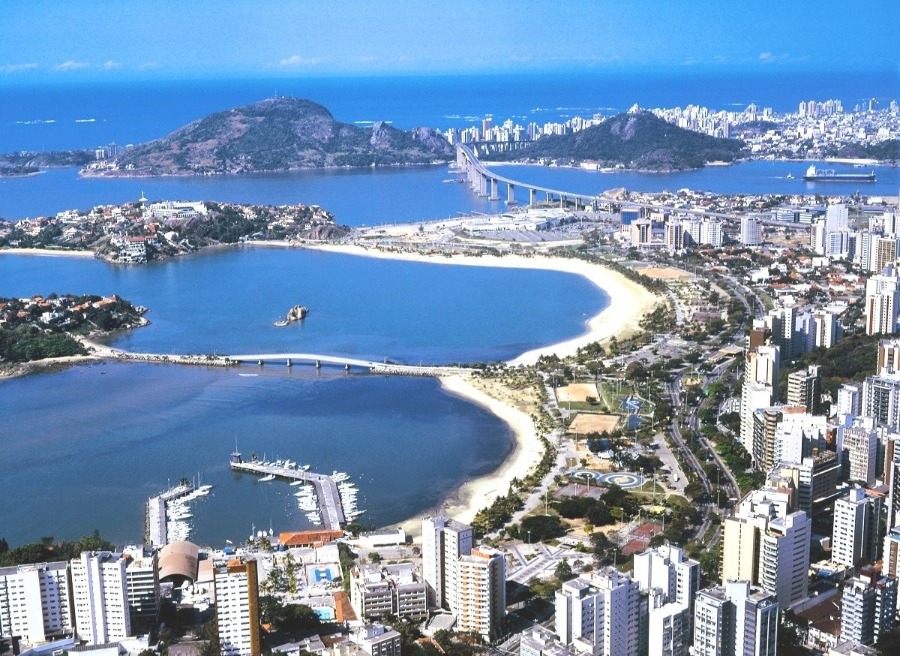 Foto aérea da capital do Espírito Santo, Vitória. Destino ideal para viajar de ônibus. 