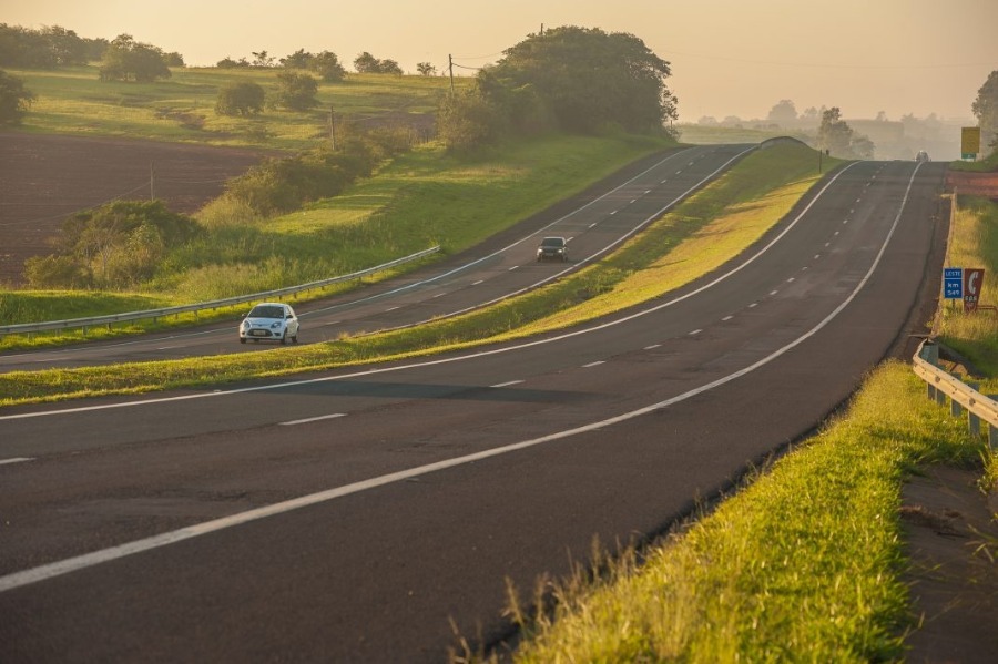 as estradas do sul do Brasil são conhecidas por suas belezas. Na foto, estrada duplicada com dois carros no sul