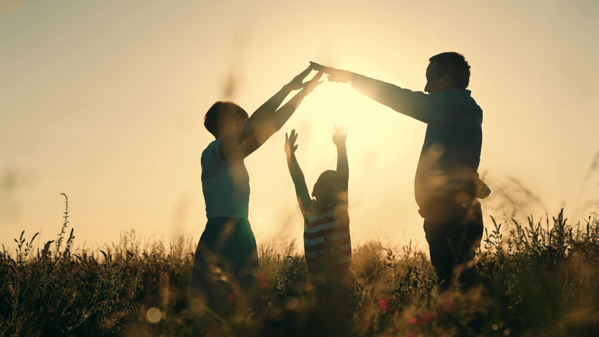 Família se divertindo ao ar livre