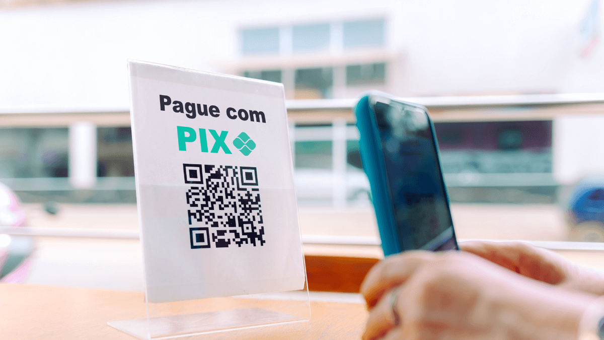 Pessoa pagando Pix via QR Code