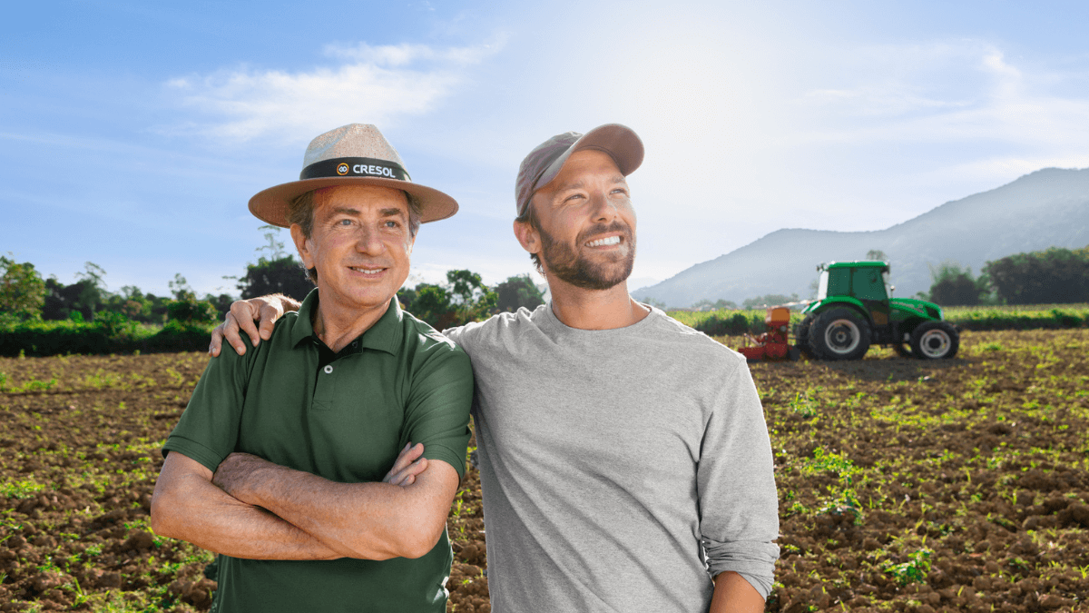 Produtores rurais no campo olhando para o horizonte