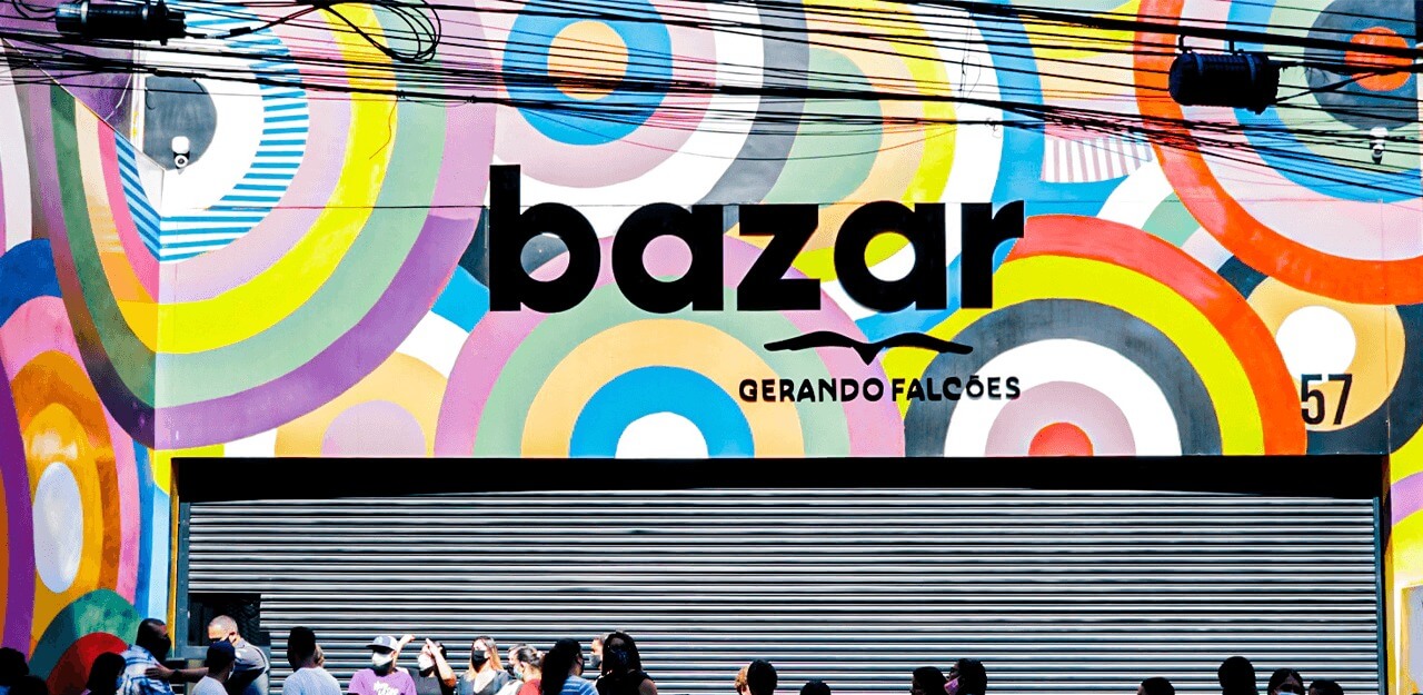 fachada do bazar Gerando Falcões com arte colorida estampada na parede, ONG no Brasil.