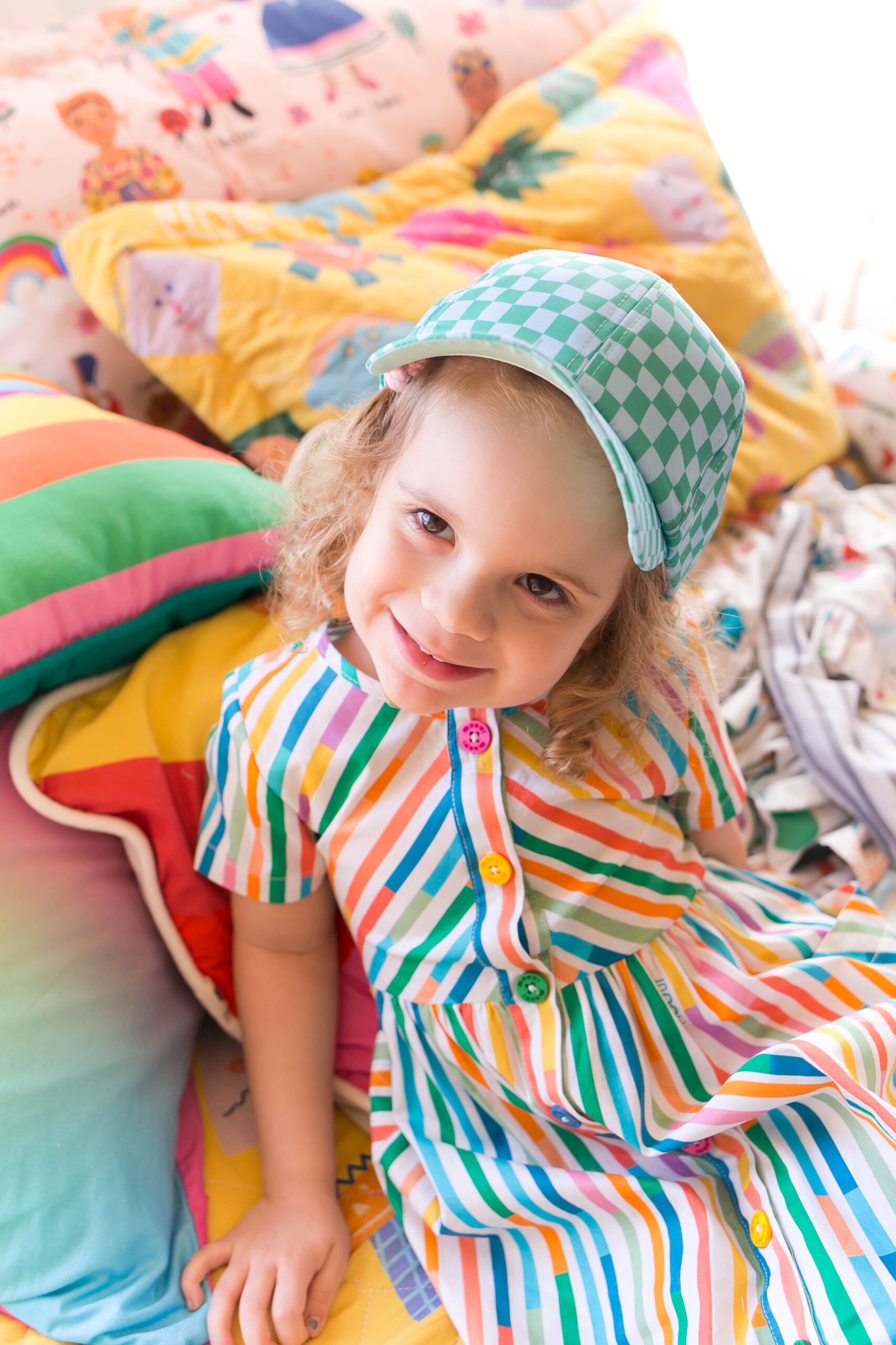 Menina sorrindo com roupas coloridas