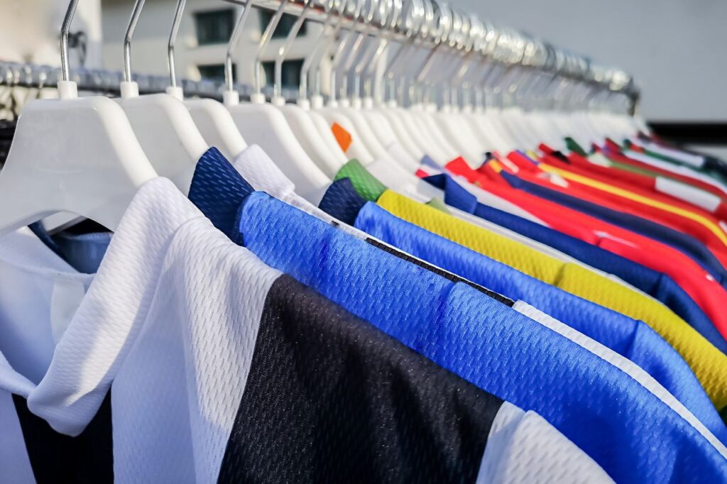 camisas de futebol no varal