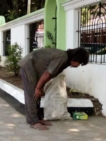  Orang Gila Sedang Sholat Di Luar Pagar Masjid Garut Ini 