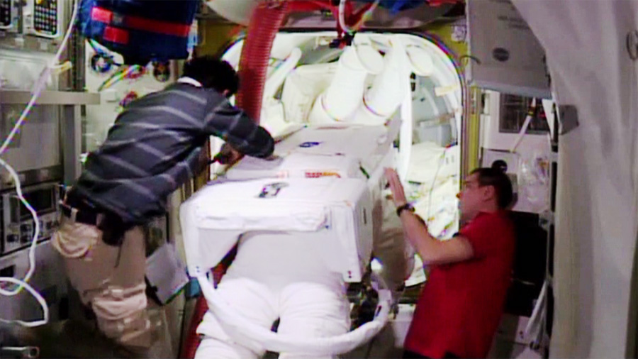 Scott Kelly and Kjell Lindgren Begin Spacewalk Early