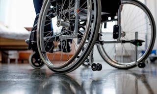 Partial view of senior male patient in wheelchair at hospital — Photo by ArturVerkhovetskiy