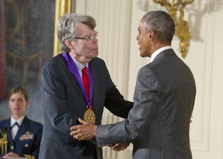 史蒂芬金 Obama Presents Arts and Humanities Medals