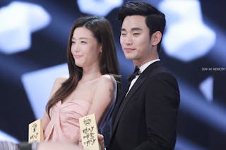 Jun_Ji-hyun&Kim_Soo-hyun_2014_PaekSang_Arts_Awards02