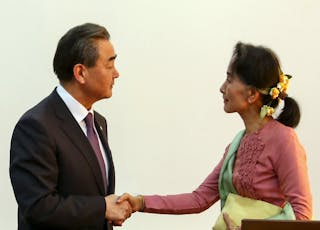 王毅 翁山蘇姬 Chinese Foreign Minister Wang Yi (L) shakes hands with Myanmar Foreign Minister Aung San Suu Kyi (R) after a joint press