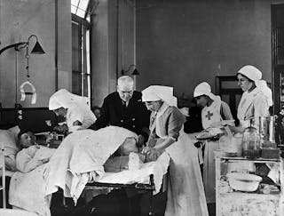 World_War_I;_doctor_and_nurse_treating_a_wounded_soldier_Wellcome_L0009336