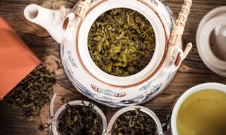 Teapot and a cup of green tea — Photo by grafvision