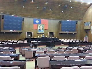 640px-中華民國立法院_(議場内)_Legislative_Yuan_of_the_Republic_of_China_(chamber,_interior)