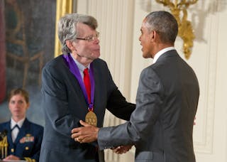 史蒂芬金 Obama Presents Arts and Humanities Medals