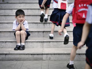 小孩＿孤獨＿寂寞＿Schoolboy Watching Students Pass By