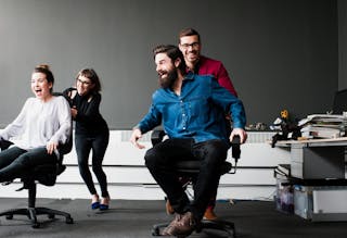 上班族＿辦公室＿Young people pushing colleagues on office chairs