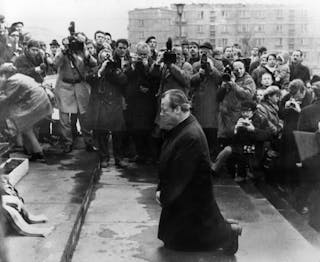 West Germany's Chancellor Willy Brandt kneels before the Jewish Heroes' monument in Warsaw, Poland, Monday, Dec. 6, 1970.  Brandt is attending meetings to improve relations between his government and the Communist nations. (AP Photo)