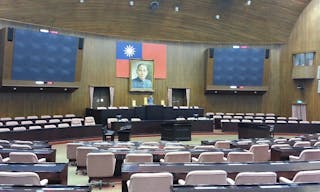 1440px-中華民國立法院_(議場内)_Legislative_Yuan_of