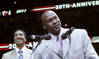 Jordand and Pippen celebrate the 20th anniversary of their first championship during their game in Chicago