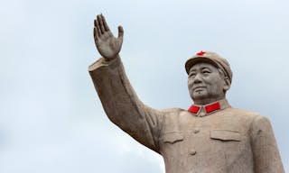 毛澤東 LIJIANG, CHINA, MARCH 8, 2012: Statue of Mao Zedong in central Lijiang. The city is famous for its UNESCO Heritage Site, the