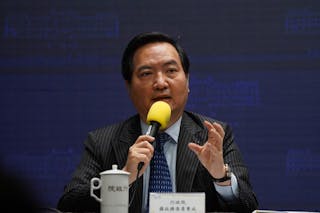 行政院政務委員羅秉成27日在行政院會後記者會，說明
「新世代反毒策略」重點工作。
中央社記者徐肇昌攝　109年8月27日