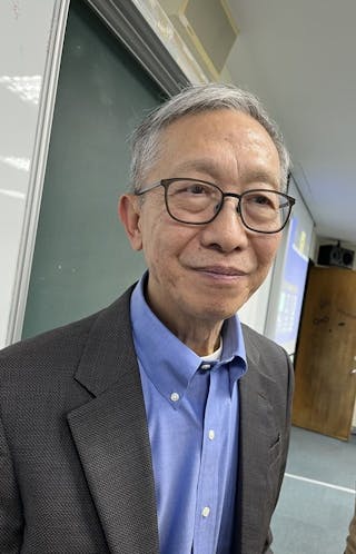 史丹佛大學中國經濟與制度中心教授許成鋼4日於台
灣大學以「制度基因：中國制度與極權主義制度的起
源」為講題演講。中央社記者李雅雯攝  112年12月4日