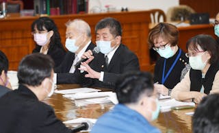 立法院財政等7個委員會聯席會議28日繼續審查歲出規
模為新台幣2300億元的前瞻計畫第3期特別預算案，經
朝野立委討論，合計通過減列5275萬元。圖為衛福部長
陳時中（後排左3）也出席。
中央社記者施宗暉攝　109年12月28日