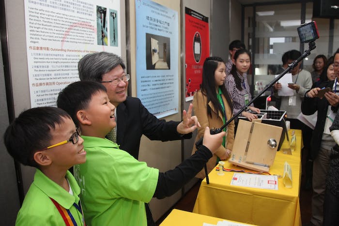 Taiwan Fifth Graders Win Gold Medal for Inventing Automatic Selfie Stick