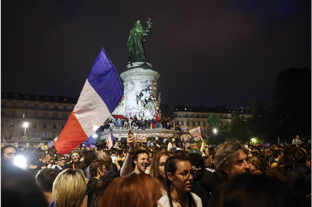 7月7日，法國第二輪立法選舉結果公布後，人們聚集在巴黎共和廣場上。
