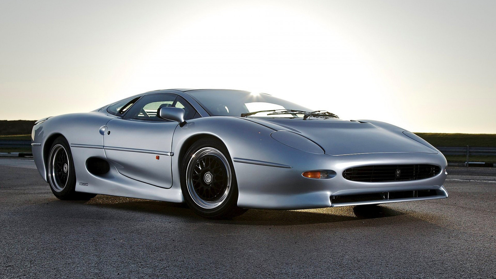 Jaguar, Jaguar xj220