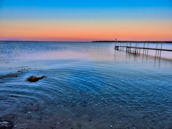 plage,le coucher du soleil,bleu,rouge,pont