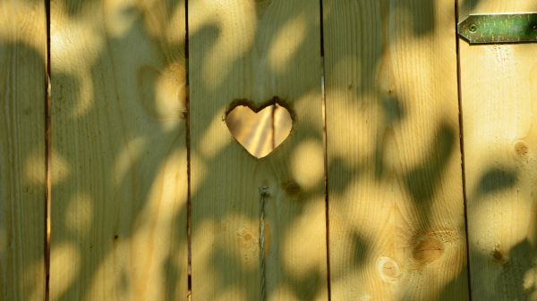 wood,yellow,heart,outside