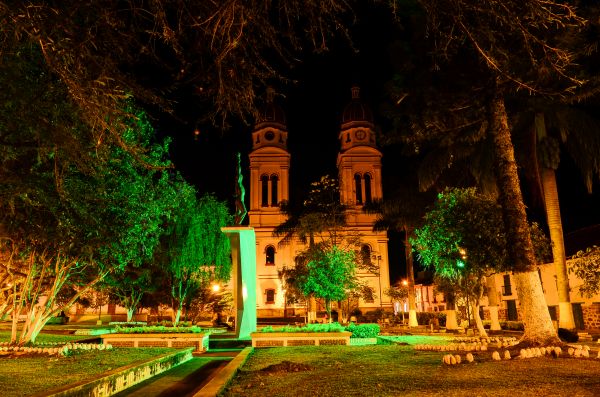 parque,arboles,cultura,iglesia,luces,noche