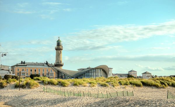 morze Bałtyckie,plaża,latarnia morska,sylwetka na tle nieba