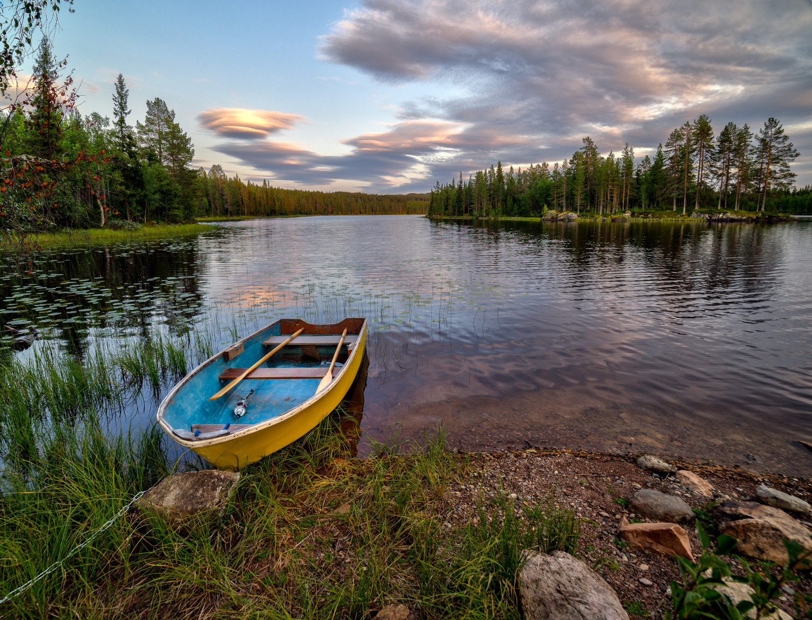 stromy, nebe, voda, Norsko, mraky, odrazy, loď, skály, Sony, Trysil, Hedmark, 14mm, Samyang, a7r, bentvelling, gjetsj en