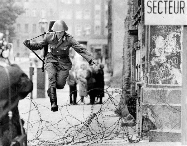 monocromático,rua,soldado,Alemanha,vintage,Pulando