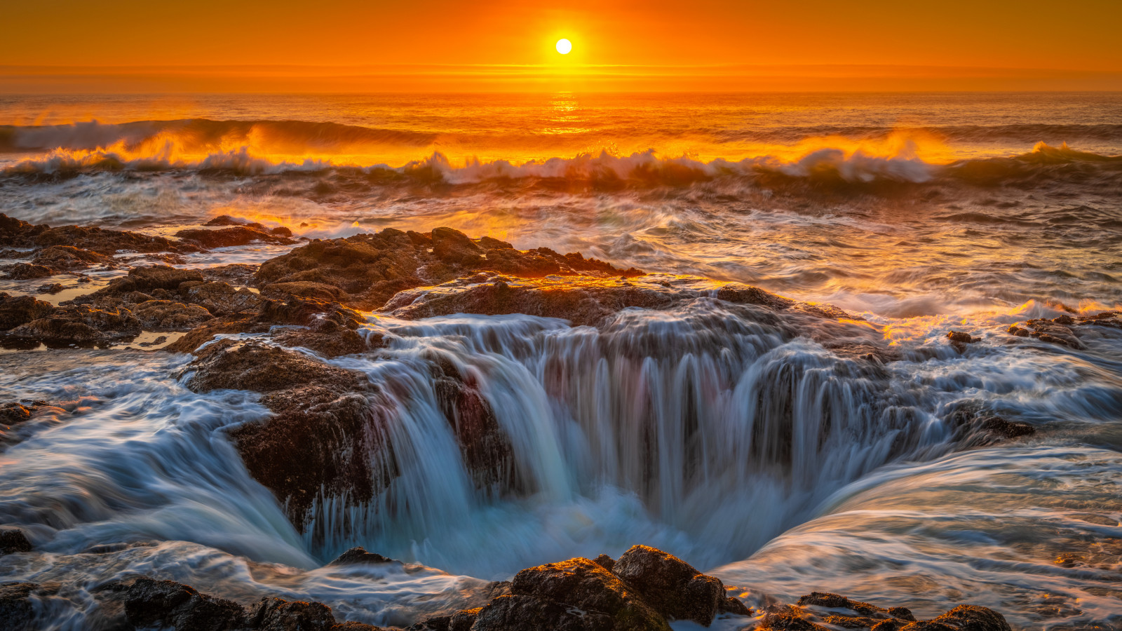 вода, атмосфера, водни ресурси, небе, светлина, Natural landscape, природа, зарево, естествена среда, здрач, слънчева светлина, воден, coastal and oceanic landforms, атмосферно явление, хоризонт, изгрев, сутрин, вятър вълна, залез, пейзаж, вятър, бряг, червено небе при сутрин, нос, спокоен, водопад, разсъмване, крайбрежие, бърз, вълна, вечер, рок, пустиня, плаж, размисъл, fluvial landforms of streams, поток, океан, зима, залив, събитие, сезон, stock photography, Замразяване, слънце, функция вода, тропиците, море, астрономически обект, звук, планинска река, ИЗКУСТВО, парашут, река, нощ