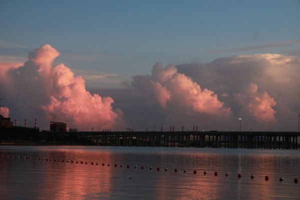 vand,lyserød,lyserøde skyer,himmel,skyer,bro