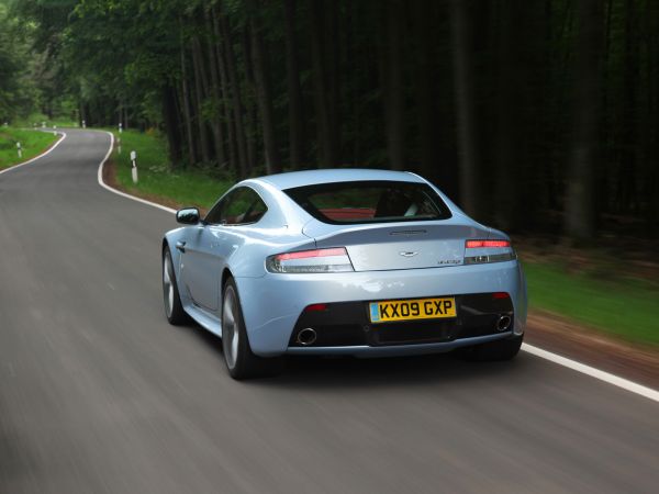 Aston Martin,V12,Vorteil,Rückansicht,Bewegung,drehen