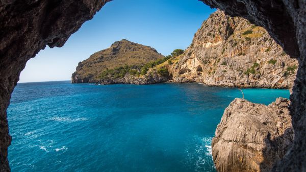 water,sky,blue,water resources,mountain,Natural landscape