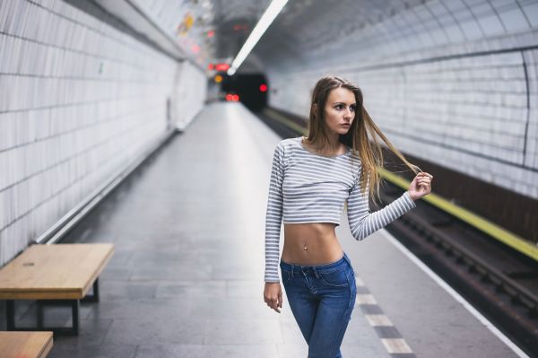 vrouw,blond,buik,wegkijken,broodmager,jeans